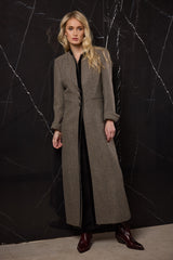 ABRIGO LARGO LANA 3 BOTONES , CUELLO MAO Y RIBETE TERCIOPELO ESPIGA NEGRO Y BEIG