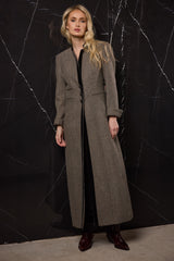 ABRIGO LARGO LANA 3 BOTONES , CUELLO MAO Y RIBETE TERCIOPELO ESPIGA NEGRO Y BEIG