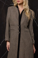 ABRIGO LARGO LANA 3 BOTONES , CUELLO MAO Y RIBETE TERCIOPELO ESPIGA NEGRO Y BEIG