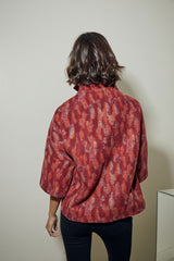 CHAQUETON CORTO CON BOLSILLOS DE PLASTON Y BOTON OCULTO BURDEOS