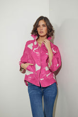CHAQUETON CORTO CON BOLSILLOS DE PLASTON Y BOTON OCULTO FUCSIA