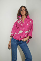 CHAQUETON CORTO CON BOLSILLOS DE PLASTON Y BOTON OCULTO FUCSIA