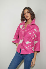 CHAQUETON CORTO CON BOLSILLOS DE PLASTON Y BOTON OCULTO FUCSIA