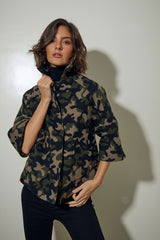 CHAQUETON CORTO CON BOLSILLOS DE PLASTON Y BOTON OCULTO VERDE CAMUFLAJE