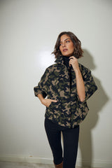CHAQUETON CORTO CON BOLSILLOS DE PLASTON Y BOTON OCULTO VERDE CAMUFLAJE
