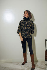 CHAQUETON CORTO CON BOLSILLOS DE PLASTON Y BOTON OCULTO VERDE CAMUFLAJE