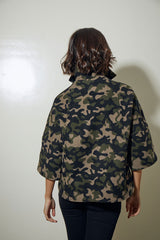CHAQUETON CORTO CON BOLSILLOS DE PLASTON Y BOTON OCULTO VERDE CAMUFLAJE