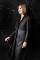 LEVITA LARGA CON ABERTURA DETRÁS EN CUERO NEGRO DE PIEL SINTETICA