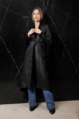 LEVITA LARGA CON ABERTURA DETRÁS EN CUERO NEGRO DE PIEL SINTETICA