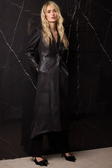 LEVITA LARGA 3 BOTONES Y ABERTURA DETRÁS NEGRA POLIPIEL