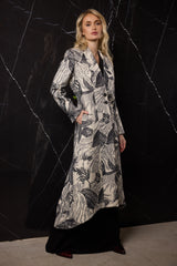 LEVITA LARGA LANA DIBUJO 3 BOTONES Y ABERTURA DETRÁS ESTAMPADA BLANCA Y NEGRA