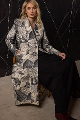 LEVITA LARGA LANA DIBUJO 3 BOTONES Y ABERTURA DETRÁS ESTAMPADA BLANCA Y NEGRA