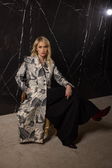 LEVITA LARGA LANA DIBUJO 3 BOTONES Y ABERTURA DETRÁS ESTAMPADA BLANCA Y NEGRA