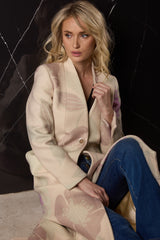 LEVITA LARGA LANA DIBUJO 3 BOTONES Y ABERTURA DETRÁS FLORES