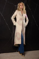 LEVITA LARGA LANA DIBUJO 3 BOTONES Y ABERTURA DETRÁS FLORES