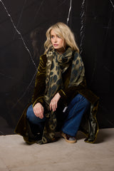 LEVITA TERCIOPELO SEDA LARGA 3 BOTONES Y ABERTURA DETRÁS VERDE