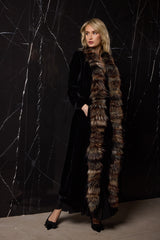 ABRIGO LARGO DE TERCIOPELPO DE SEDA CON CUELLO PELO ZORRO NEGRO