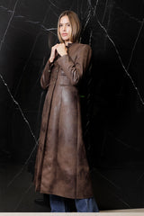 LEVITA LARGA  CUERO MARRON DE PIEL SINTETICA ZA 3 BOTONES