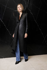 LEVITA LARGA CON ABERTURA DETRÁS EN CUERO NEGRO DE PIEL SINTETICA