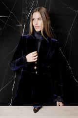 LEVITA LARGA DE TERCIOPELO DE SEDA 3 BOTONES EN AZUL